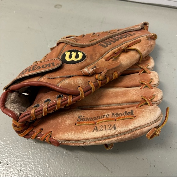 Wilson Signature Model A2124 George Brett Baseball Glove Mitt RHT - Picture 4 of 6